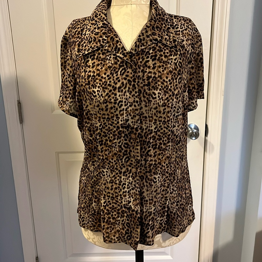 Emma James sz 10P semi-sheer short sleeve animal print button down blouse